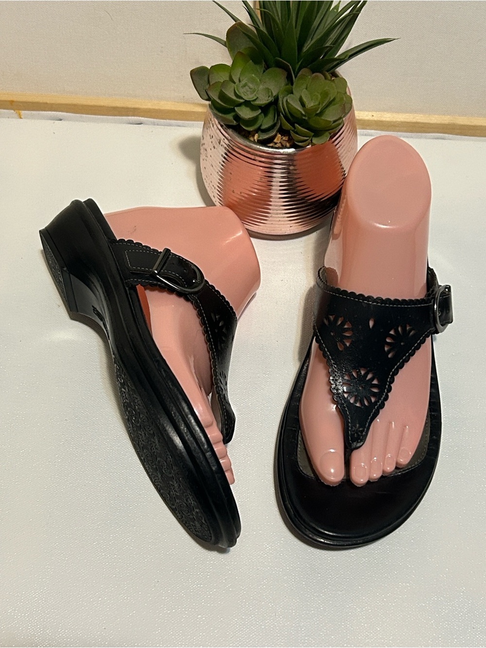 Black Floral Cutout Leather Thong Sandals - Women